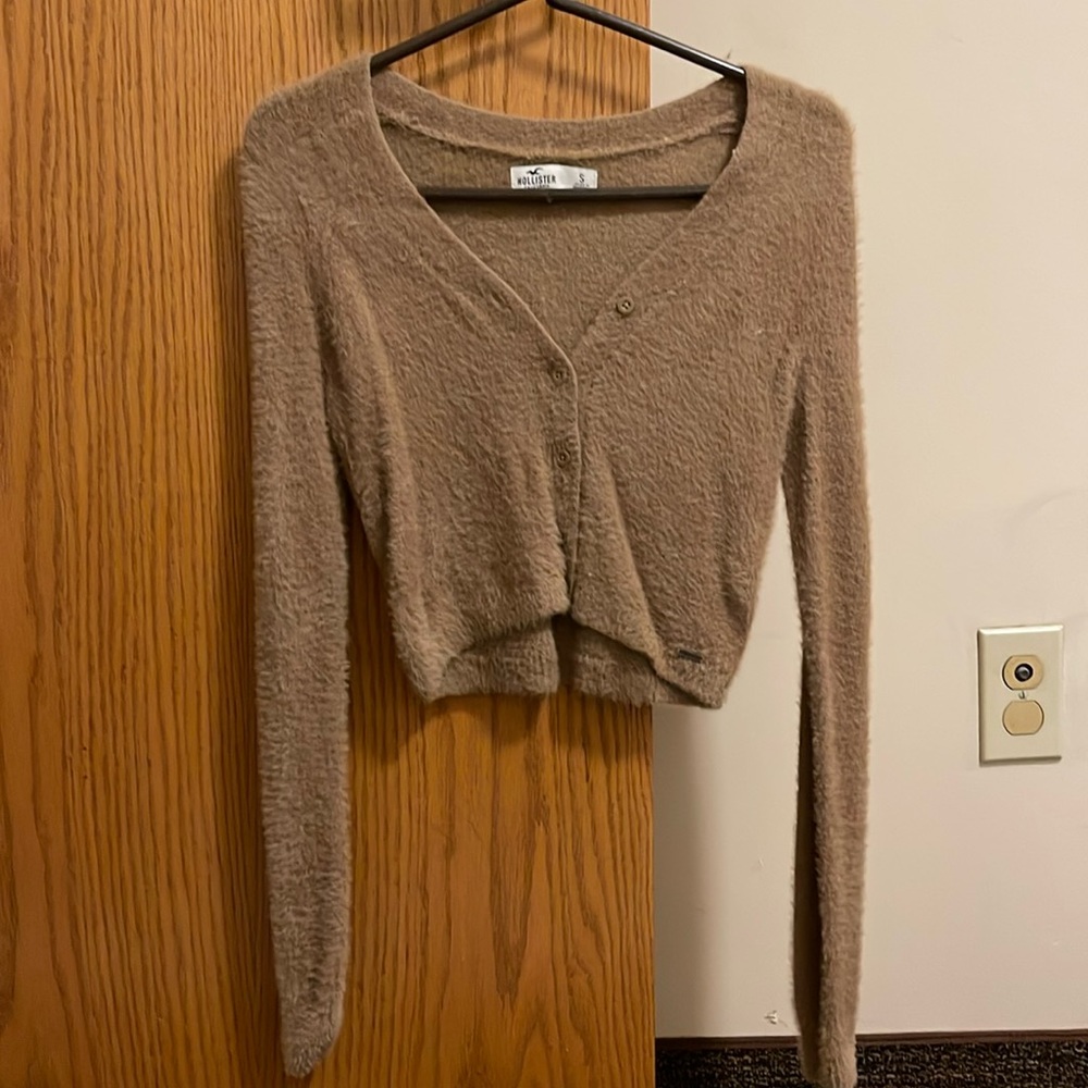 Brown Hollister Long sleeve in a size small! great condition.